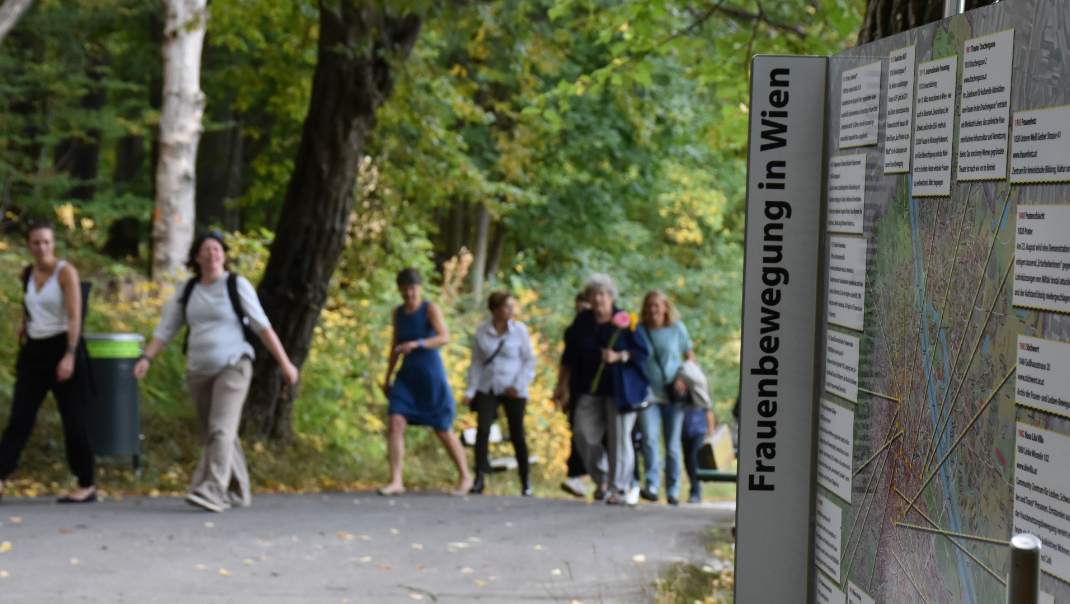 Frauen auf einen Waldweg