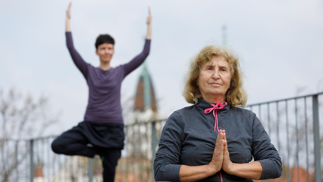 Zwei Frauen in Yogaposen