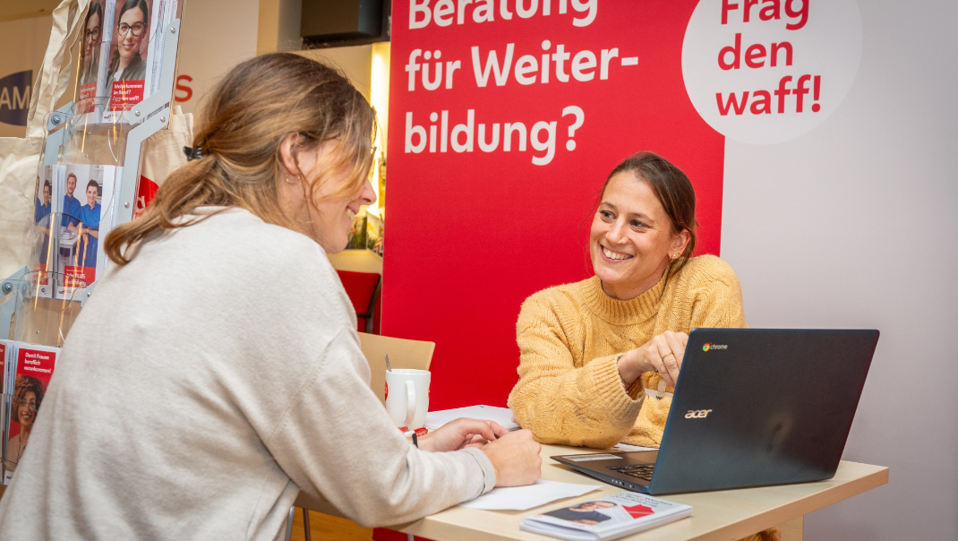 Zwei Frauen in Beratungsgespräch beim warf