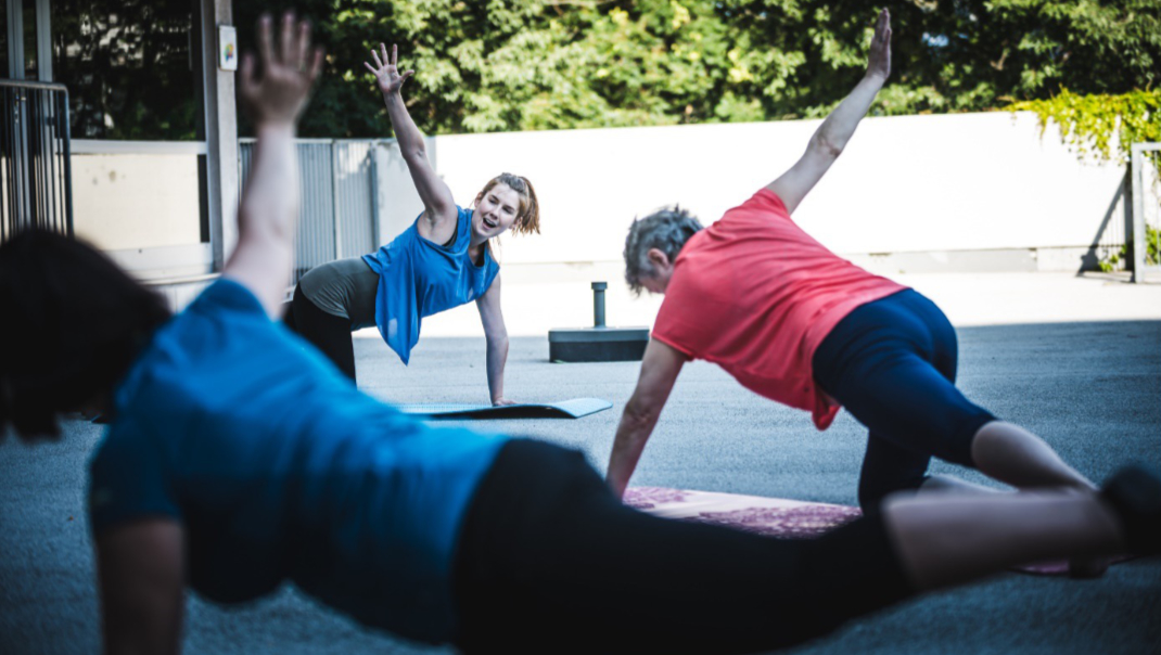 Drei Frauen beim Workout im Freien