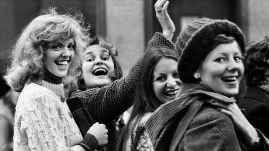 schwarz weiß Bild von  4 Frauen