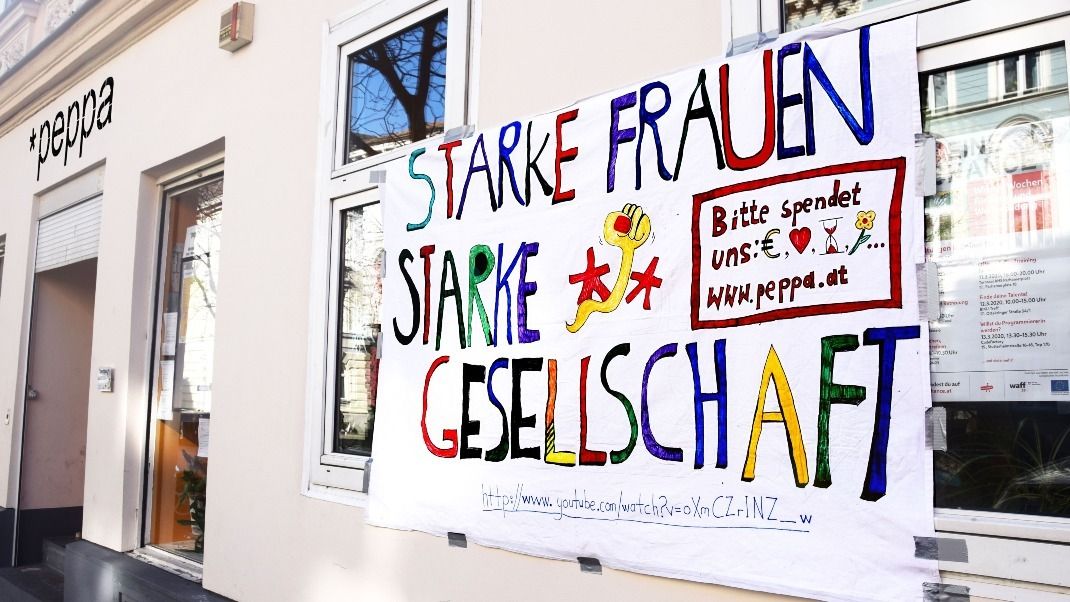 Plakat mit der Aufschrift starke Frauen starke Gesellschaft